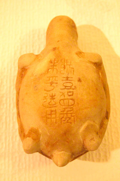 Bougeoir de temple chinois de la dynastie Han, vu de dessous
