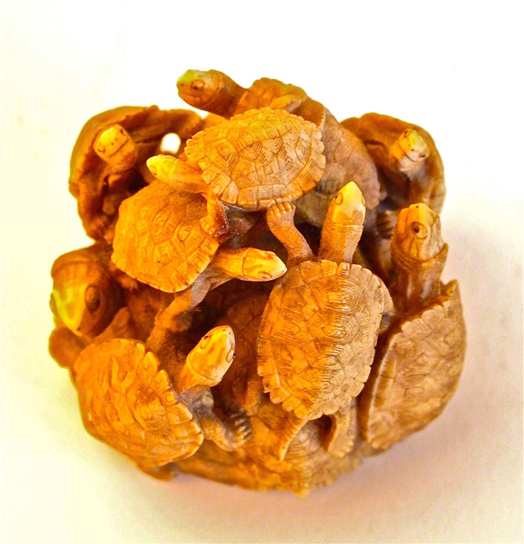 Netsuke d'ivoire sculpté représentant douze tortues