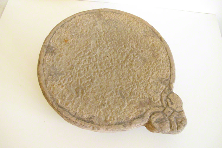 Pierre plate pour la confection du pain